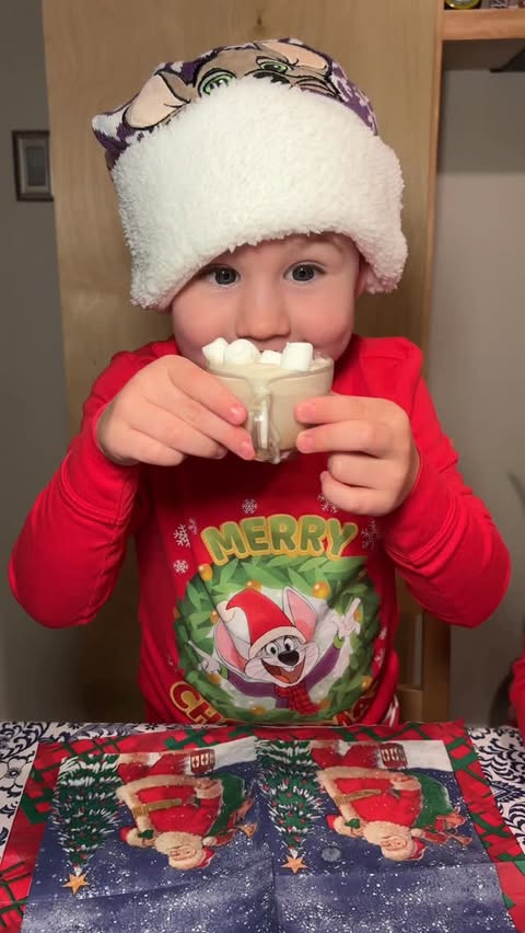 Instagram post by @momapprovedmiami for Chuck E. Cheese. Caption reads: Mama’s if you’re looking for a cute movie to watch....