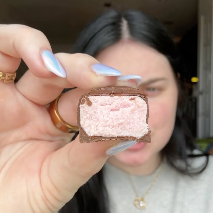 Instagram post by @hope_zuckerbrow for Clio Snacks. Caption reads: Sweet tooth cured by @Cliosnacks🍓🍫
#yogurt....