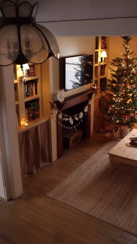 Instagram post by @thesunalsoreads for Sandberg Wallpaper. Caption reads: [...] space to life was the wallpaper by....