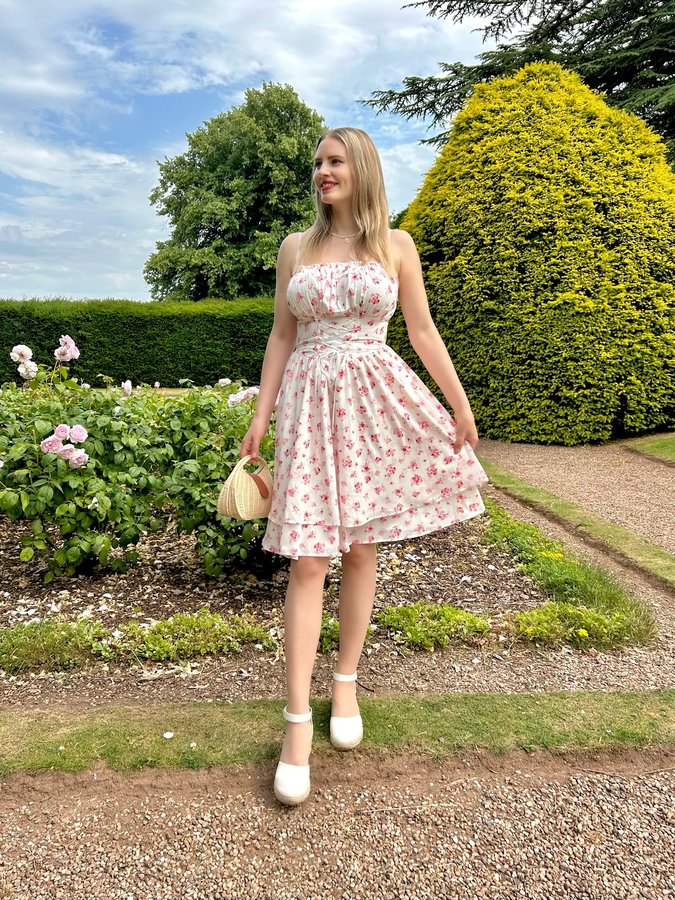 Instagram post by an influencer for Scarlet Darkness. Caption reads: [...] 🌹🌿 Lovely dress by @scarletdarkness_brand....