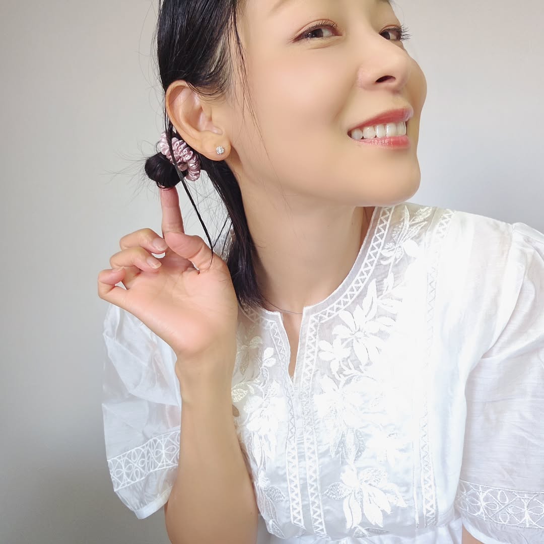 Instagram post by @mikitan123 for FABOMI. Caption reads: ＊
プレゼントにぴったりなpriceと
かわいさ❤
シンプルなのに華やかさのある
天然シルク100％....