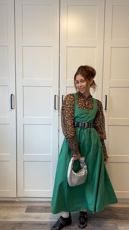 Instagram post by @itsjustisabel for Few Moda. Caption reads: Wearing Vs. Styling my new pieces from @fewmoda 🤍....