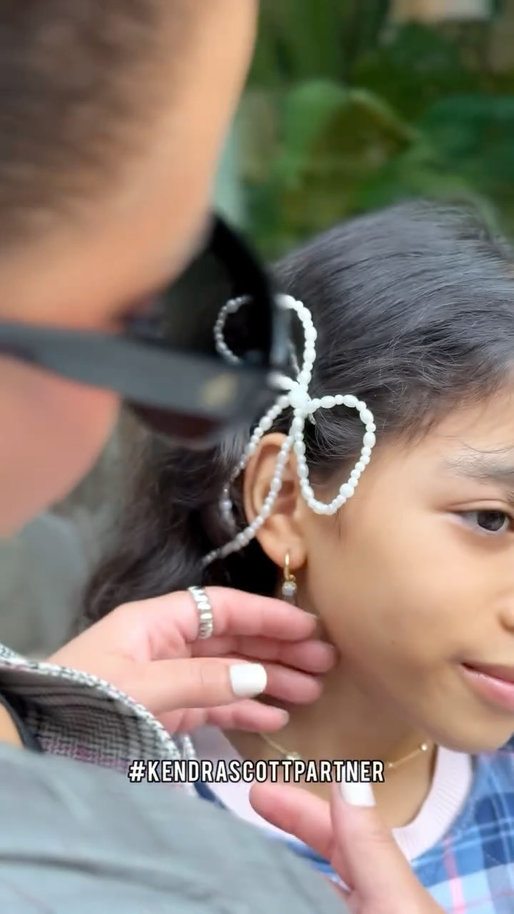 Instagram post by @greivy for Kendrascott. Caption reads: #KendraScottPartner 
✨ Styling NYFW looks with....