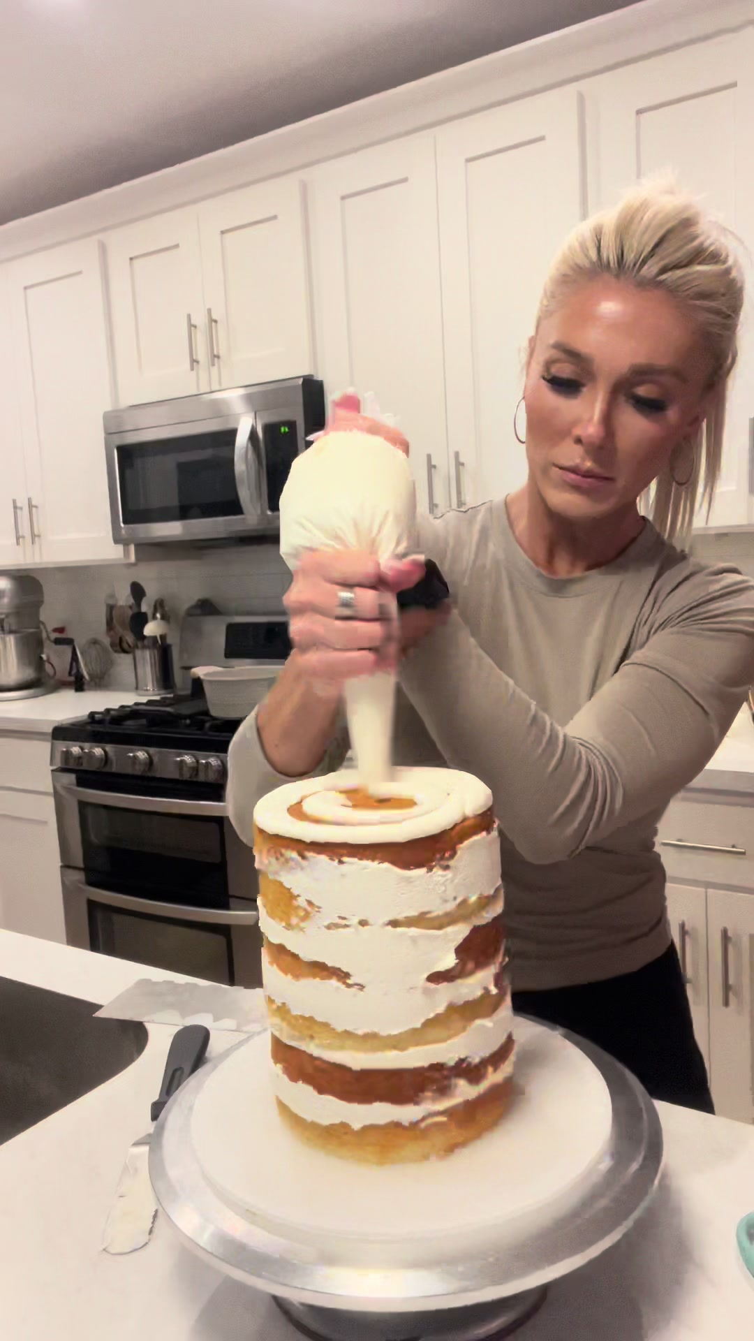 TikTok post by @theblondewhobakes for Chefmaster. Caption reads: Cake Details Size-6” tall style (6, 6”x1” cake....