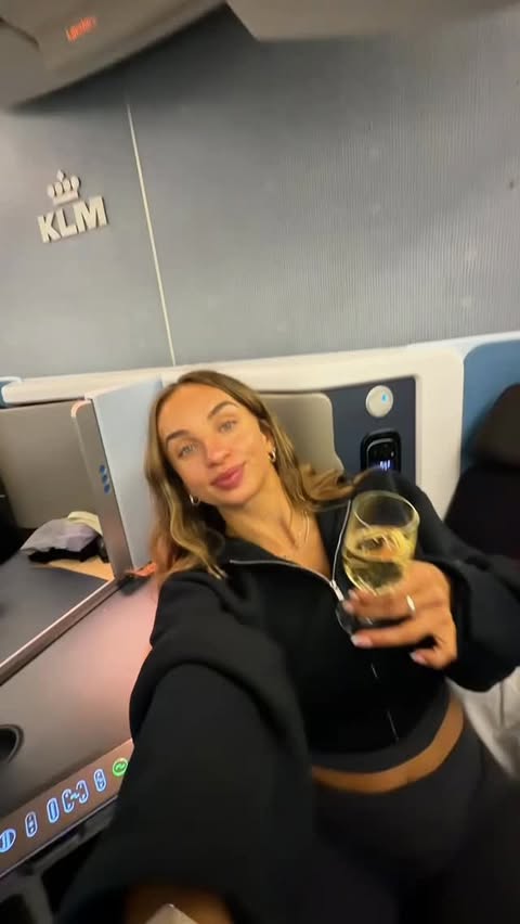 Instagram post by @evakonings for Airalo. Caption reads: [...] ANDS still online the second I land 🌍....