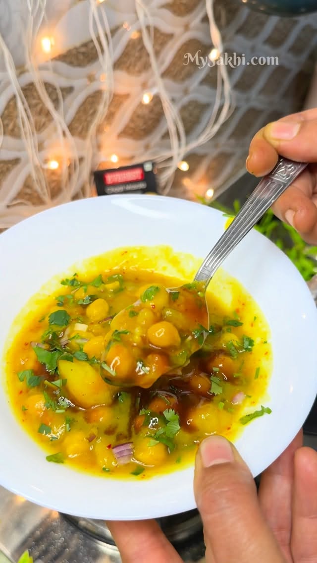 Instagram post by @mysakhicom for Everest Spices. Caption reads: [...] Pure Swad 💥 Chana Chaat Magic with....