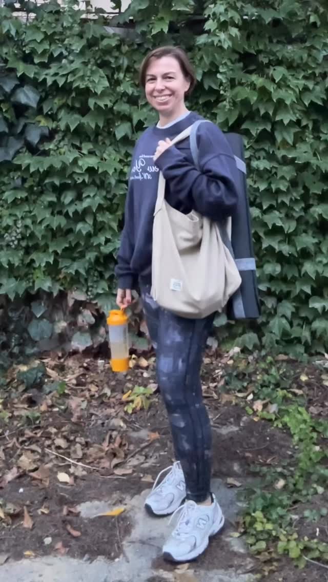 Instagram post by @asliozylmz for Pull&Bear. Caption reads: 30 days of Autumn outfits / Day 4 
30 gün sonbahar....