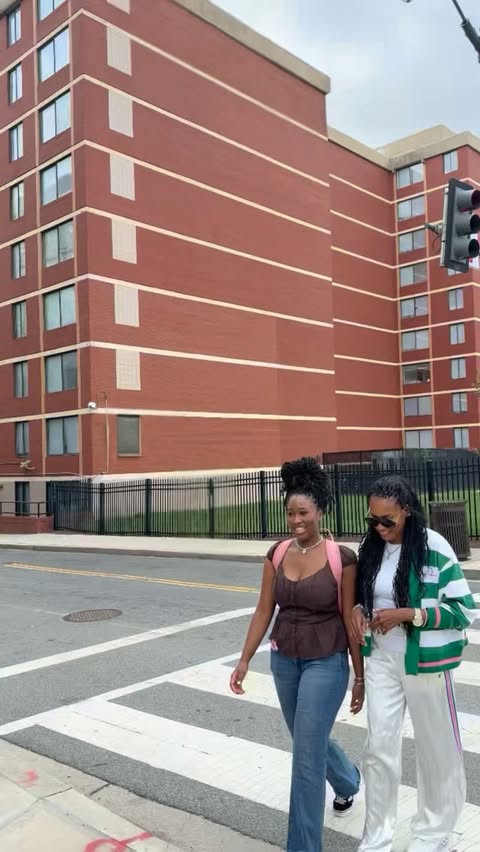 Instagram post by @raisinggreatnessofficial for Bounce. Caption reads: #BouncePartner Hey Sunshines, Senior year [...].