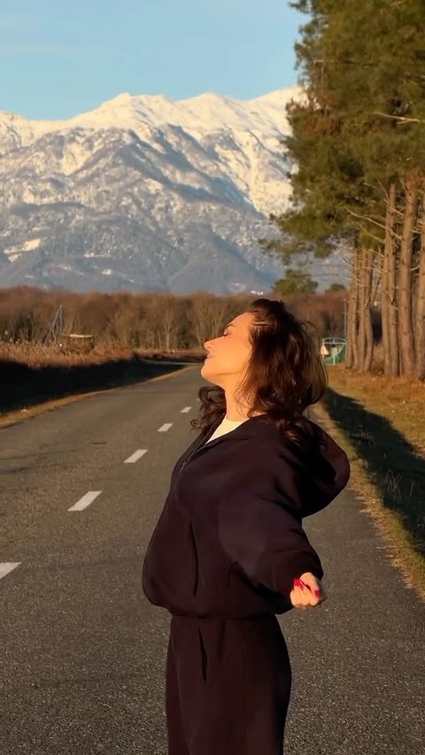 Instagram post by @nazarovasona for UGG. Caption reads: [...] в формате Апсны 🏔️ 

костюм @yos.by 
угги....