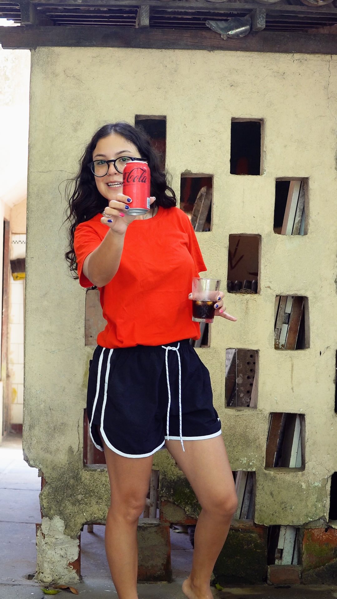 Instagram post by @mantaalves for Coca-Cola Brasil. Caption reads: Toda geração tem seu jeitinho de torcer. Seja você....