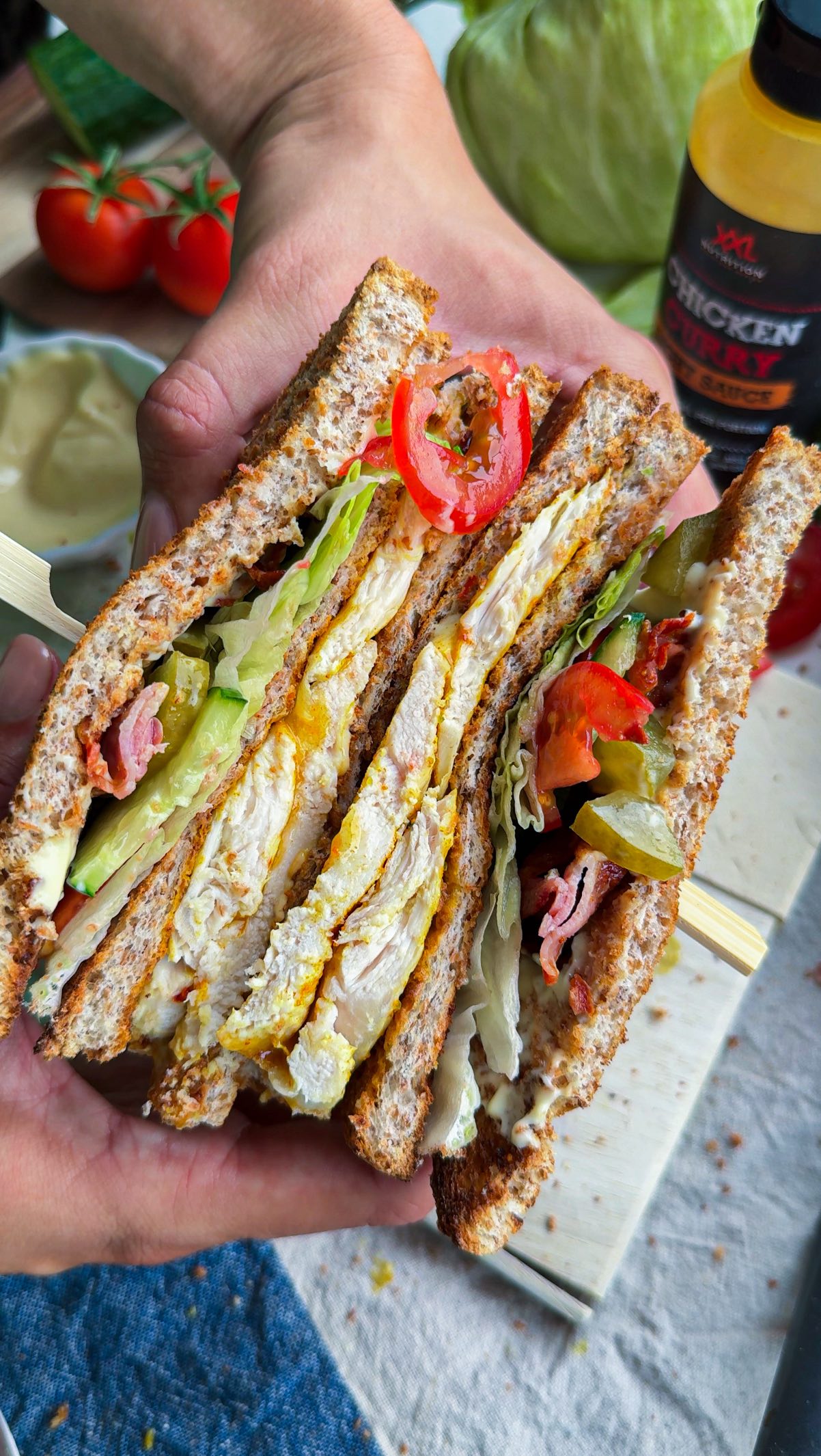 Instagram post by @thamargoesbananas for XXL Nutrition. Caption reads: 𝐂𝐥𝐮𝐛 𝐂𝐮𝐫𝐫𝐲 𝐊𝐢𝐩 🍗🥪

Ingrediënten: 
-....