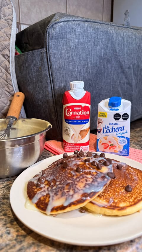 Instagram post by @charito.davalos for Recetas Nestlé. Caption reads: Ustedes que le ponen a sus Hotcakes? 🤤❤️....