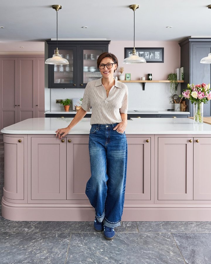 Instagram post by @emmawillisofficial for Howdens. Caption reads: Kitchen renovation may be my new favourite thing....