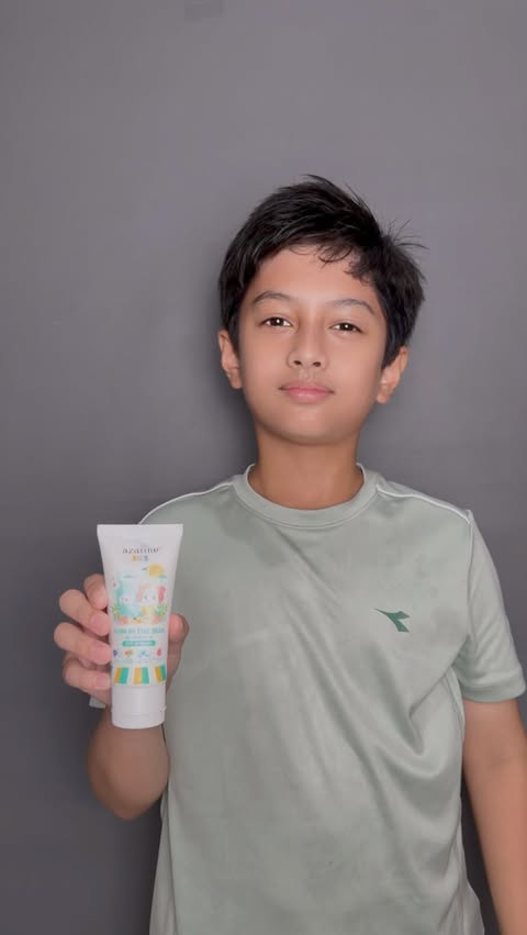Instagram post by @gibran_hafizindonesia2024 for AZARINE KIDS. Caption reads: [...] itu kuat 😆 Jadi aku pakai sunscreen....