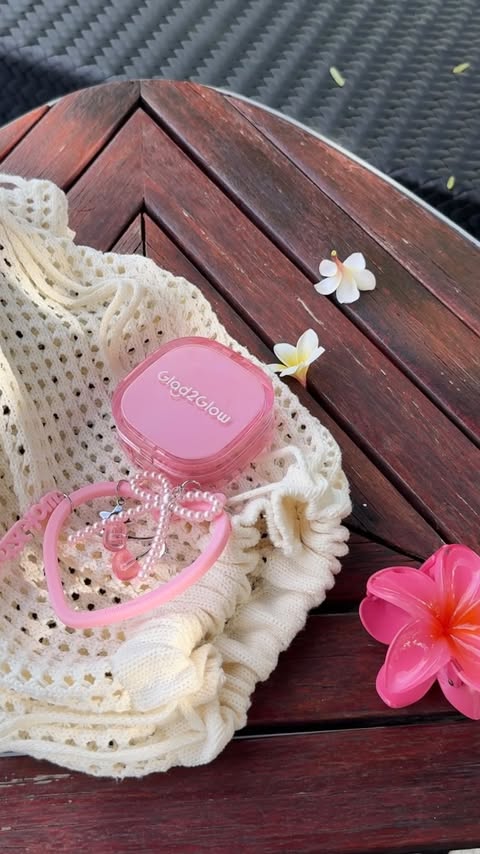 Instagram post by @preawnck for Glad2Glow Thai. Caption reads: Pink addicted 🪸🌺🐠 #Glad2Glow.