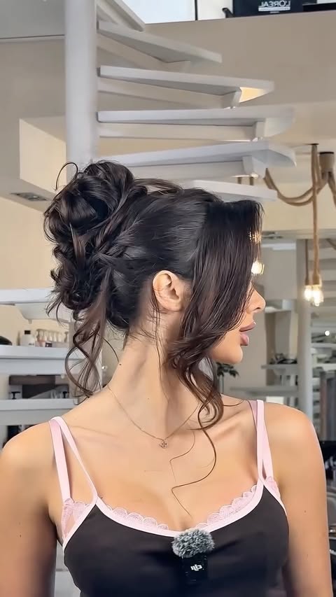 Instagram post by @tomasz.stuglik for Color Wow. Caption reads: [...] messy bun u @aleksandrasosfa z marką....