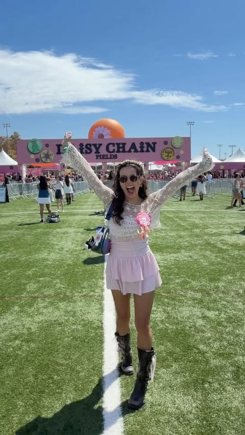 Instagram post by @itsdressjess for etsy. Caption reads: [...] la, someone has to hold it down at the @etsy....