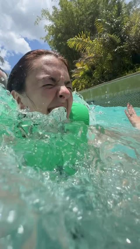 Instagram post by @itsjessglynn for Universal Orlando Resort. Caption reads: [...] Bay is no joke 🌊🤣 #volcanobay....