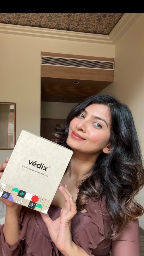 Instagram post by @aakshiikashyap for Vedix. Caption reads: 3-step personalised routine for 3 months, that’s....