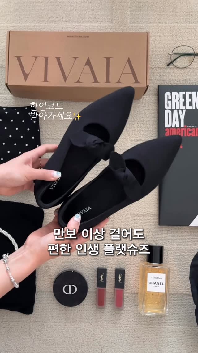 Instagram post by @sori__home for Vivaia. Caption reads: #협찬 | 만보 걷는 뚜벅이가 극찬하는 플랫슈즈 🥿

🔖 비바이아 Addriane 플랫....