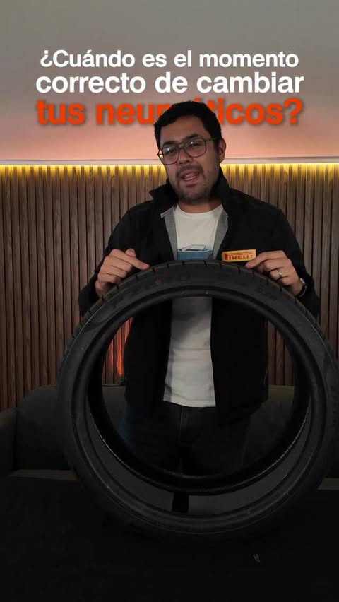 Instagram post by @autodinamicomx for Pirelli. Caption reads: [...] ¡Revisa tus llantas! (Si son @pirelli_mexico....