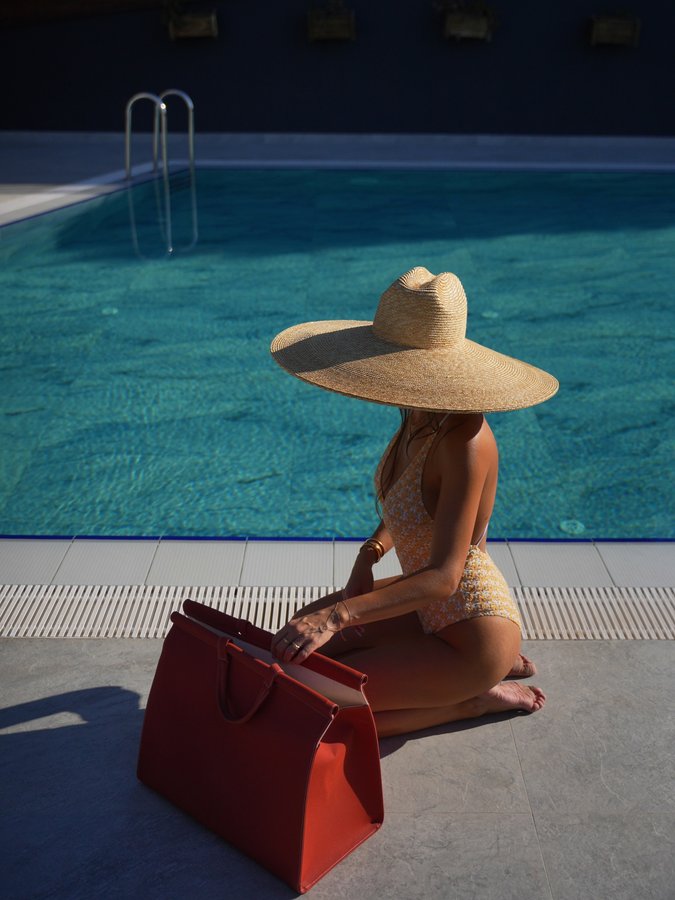 Instagram post by @goozdeyle for Missoni. Caption reads: Sun ✨ #poolsideaesthetic #summermoments reklam.