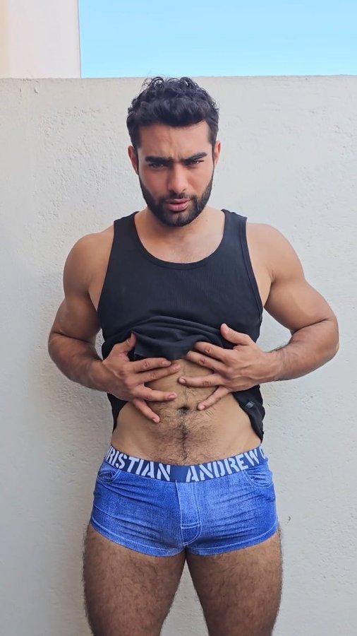 Instagram post by @oscar_vica for Andrew Christian. Caption reads: Y a ti, ¿Te gustan? 😏

#andrewchristian....