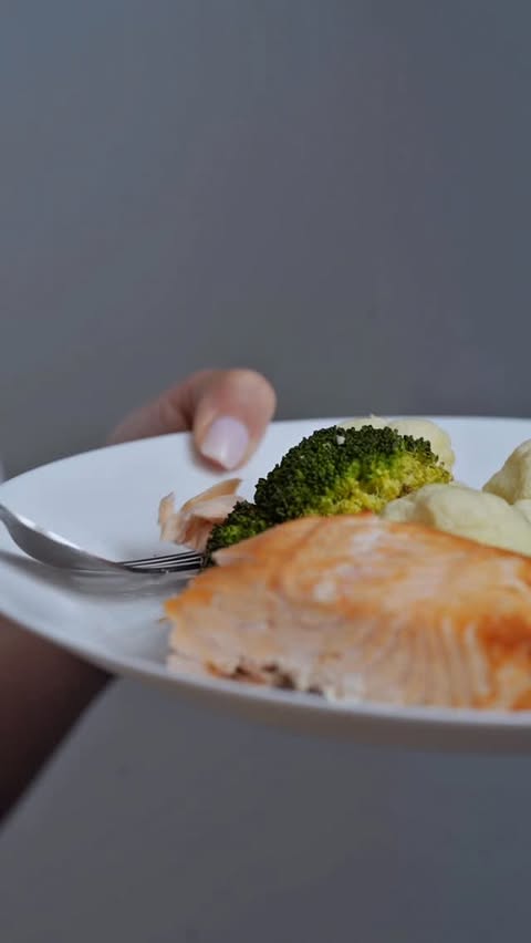 Instagram post by @suzannaak for Philips. Caption reads: Savor the flavors of Ramadan with Philips 🌙✨ I....