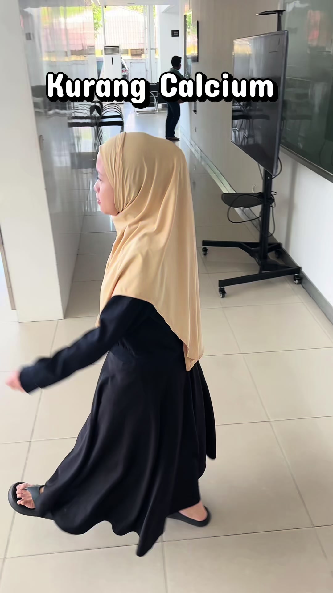 TikTok post by @tarinovvi for Coolvita. Caption reads: Jangan sampai kurang kalisum yaa @Coolvita....