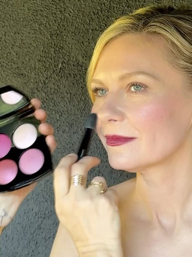 Instagram post by @patidubroff for CHANEL. Caption reads: KIKI GLOBES
Hot off the press @chanel.beauty ROUGE....