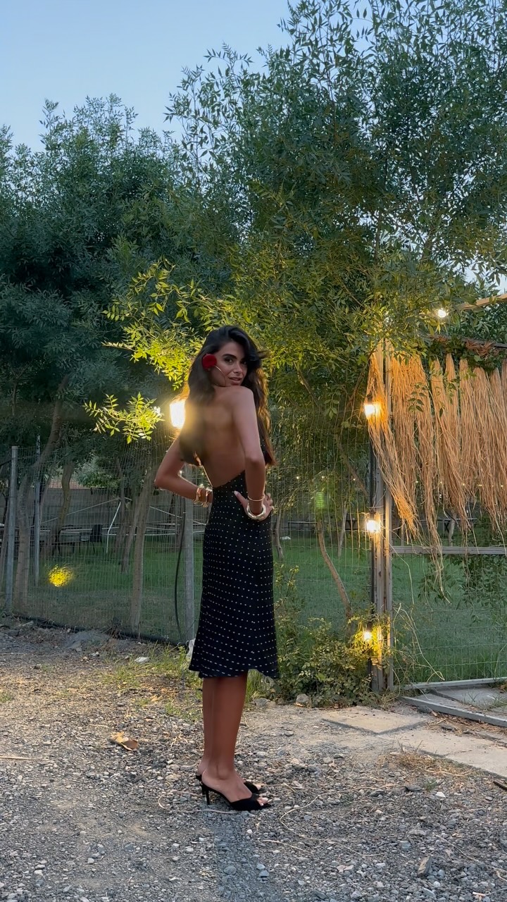 Instagram post by @selennergiz for Beauty Omelette. Caption reads: Nasiliim #fyp #ootd #reklam 

Dress @zara 
Heels....