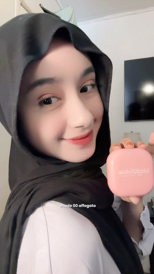 Instagram post by @salwaliya_ for Glad2Glow. Caption reads: [...] worry lagi mau pake apa hehe @glad2glow.