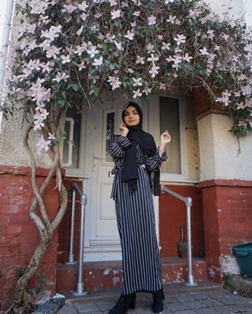 Instagram post by @nuzihajmal for Hawaa Clothing. Caption reads: 🌸 #stayhome.