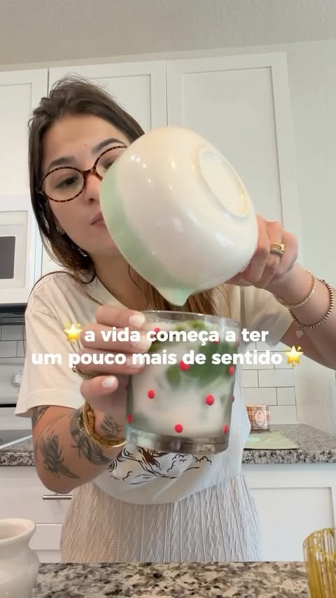 Instagram post by @thalitabreum for Dona. Caption reads: [...] . . . . . . . . . . . . . . . @drinkdona....