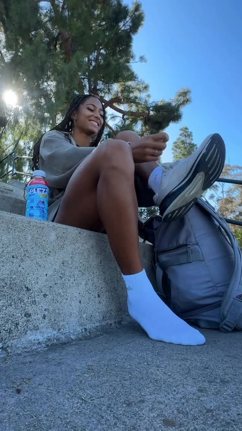 Instagram post by @jo_rawb for 98Strong. Caption reads: PLEZi Hydration keeps me on track even during....