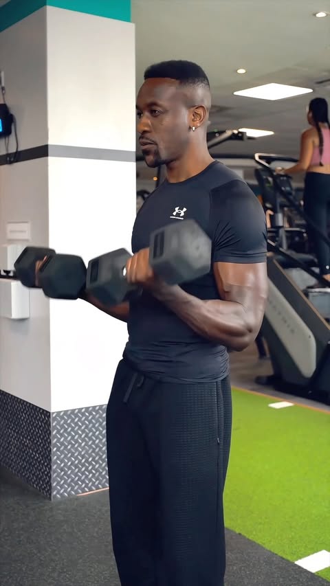 Instagram post by @mr.dasante for HONOR Arabia. Caption reads: AD | From pose photoshoots to gym sessions....