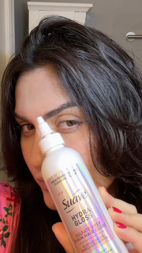 Instagram post by @moni__caa for Suave. Caption reads: [...] and glossy my hair looks after using Suave....