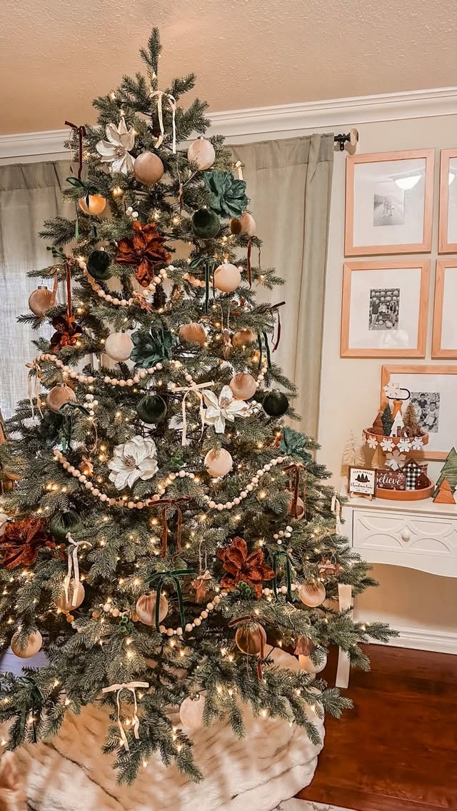 Instagram post by @lizzyandfamily for King of Christmas. Caption reads: ✨ O Christmas Tree, O Christmas Tree....