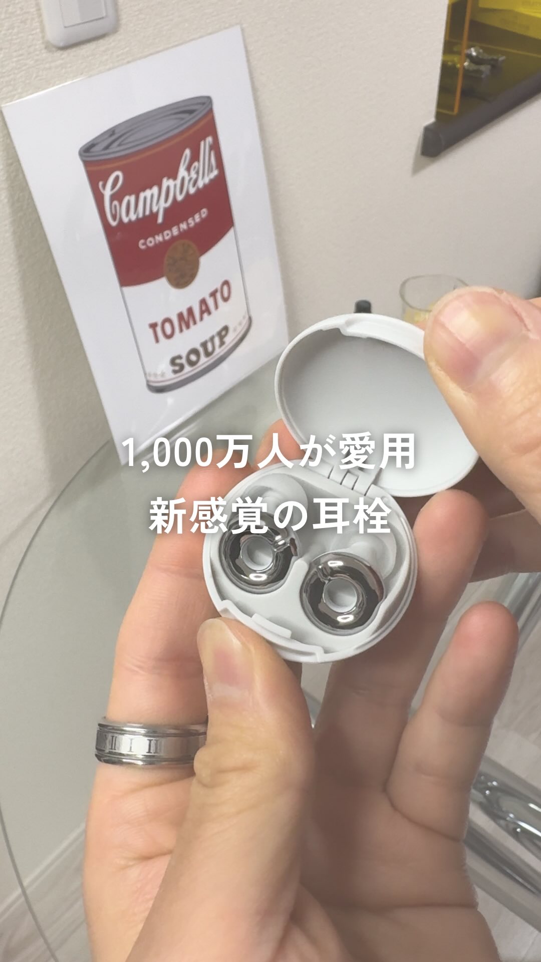 Instagram post by @kazu.__kurashi for Loop Earplugs. Caption reads: ‘‘ 聴覚過敏 ‘‘....
