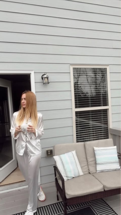 Instagram post by an influencer for Ekouaer Sleepwear. Caption reads: Cozy mornings, warm coffee, and the softest....