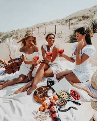 Instagram post by @verena_ahmann for MARTINI. Caption reads: Anzeige 
Cheers w/ @martini ✨
Get together and....