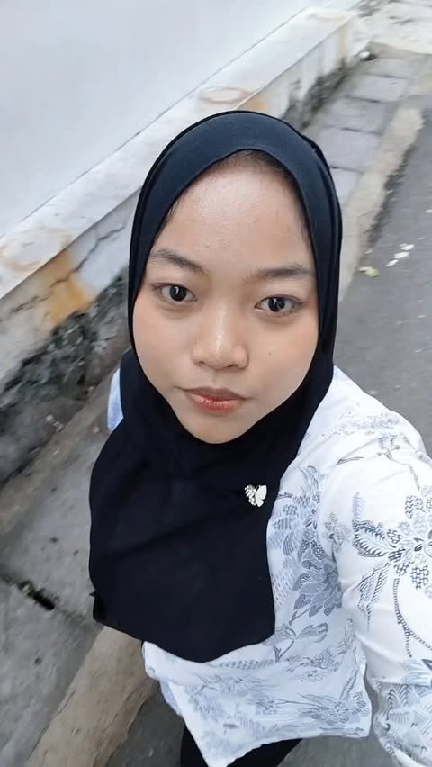 Instagram post by @hennira_ for Implora. Caption reads: [...] hadapi masalah ketakutan mu dengan Implora....