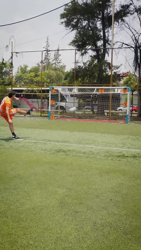 Instagram post by @miguelbeas_9 for Little Caesars México. Caption reads: Pusimos a prueba la puntería para armar la....