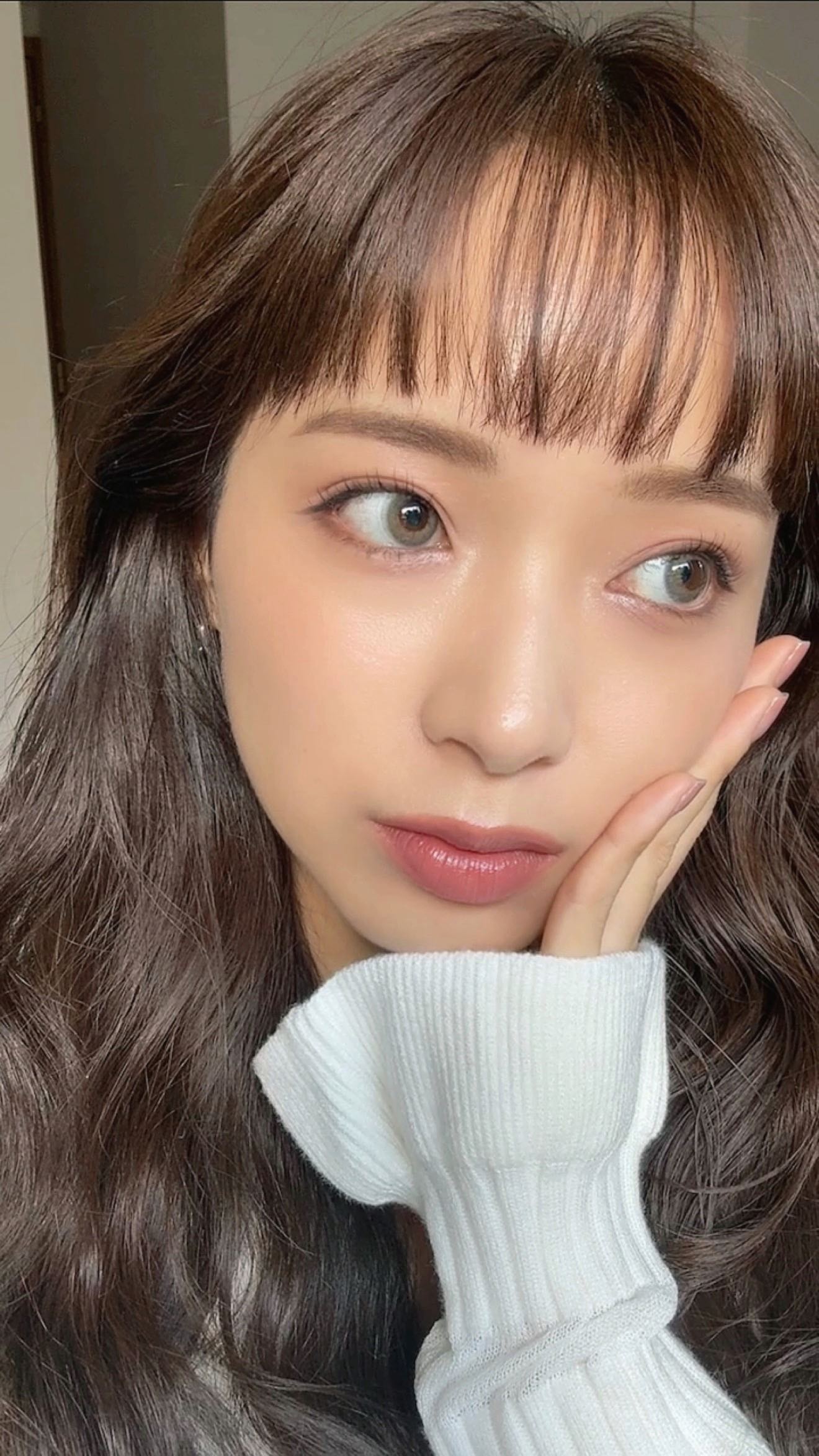 Instagram post by @chie_kt for lenssis jp. Caption reads: 私グレーのカラコンをつけることが多いんですが
その理由のひとつに
ピンク系のカラーメイクが映えるから....
