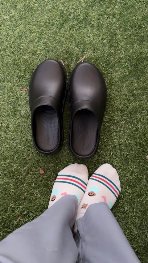 Instagram post by @alysthenurse for OOFOS. Caption reads: [...] on them, I’m sold. Not to mention @oofos are....