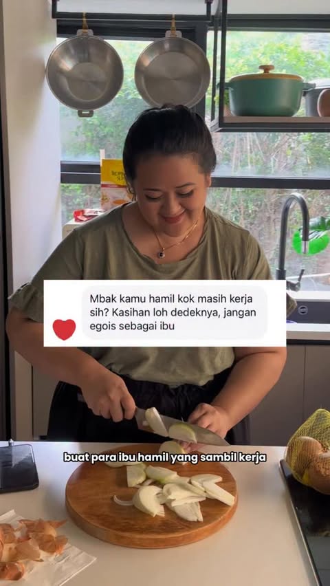 Instagram post by @putrihabibie for Odoo. Caption reads: Jadi bumil bukan berarti harus berhenti berkarya....