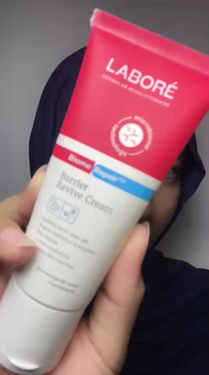 TikTok post by @anjanika.putri for Laboré Sensitive Skin Expert. Caption reads: Ini dia moisturizer yang bikin kulit lebih kuat....