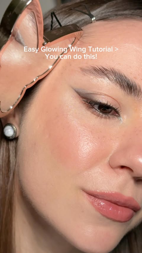 Instagram post by @dariadarknes for Aora Makeup. Caption reads: Save 🖤 @aoramakeup ‘eyeshadow . #makeuphack [...].