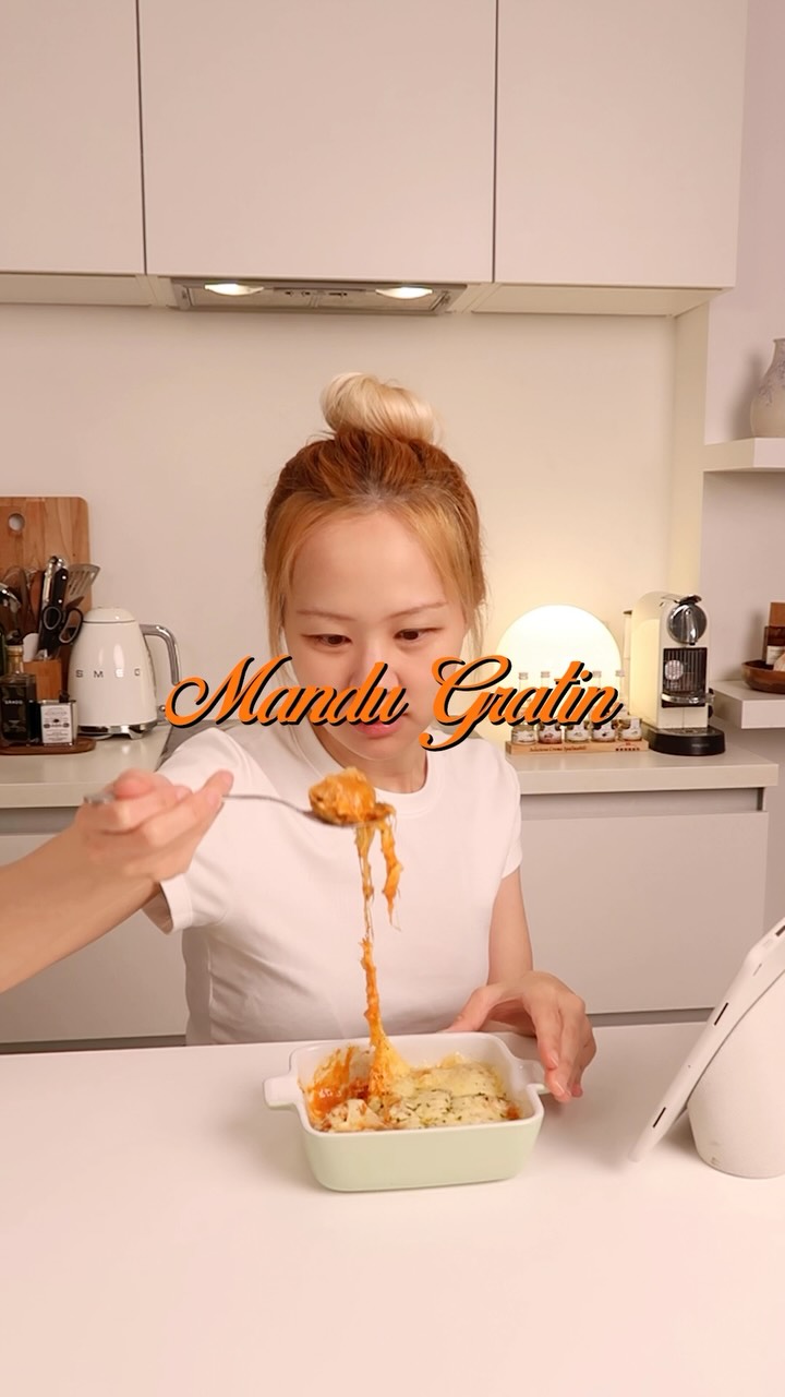 Instagram post by @blondekimchi_ for bibigo Japan. Caption reads: Rose Mandu Gratin🥟🧀
* Ingredients
- 1 pack....