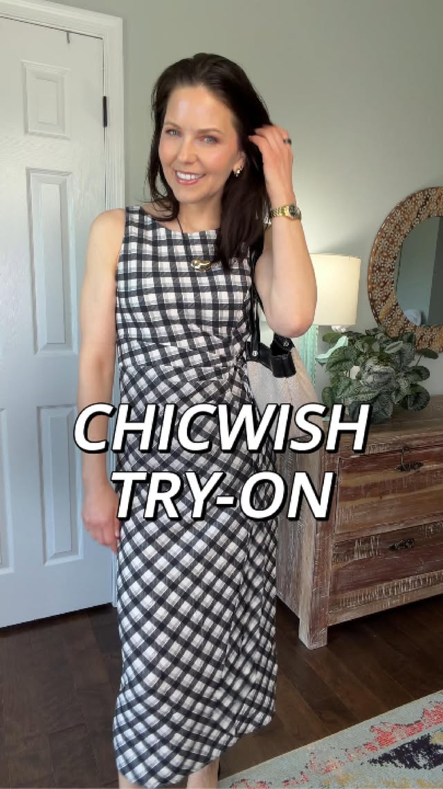 Instagram post by @thestyleexperiment for Chicwish. Caption reads: One perfect office dress. @chicwish Two easy sets....